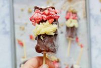 6-Ingredient Frozen Banana Split Popsicles for Summer Treats