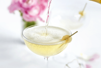 Lychee French 75 Cocktail Recipe: Sparkling Gin & Lychee Sparkler