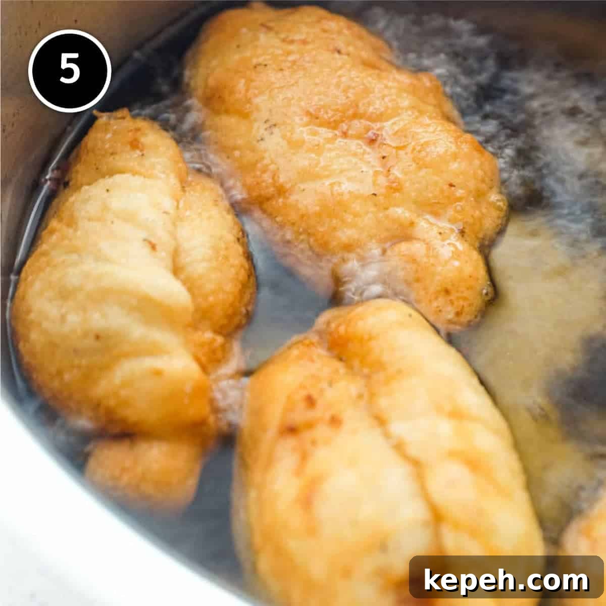 Panzerotti (mini calzone pizza with tuna & red peppers) | www.cookeatworld.com Panzerotti deep frying in oil