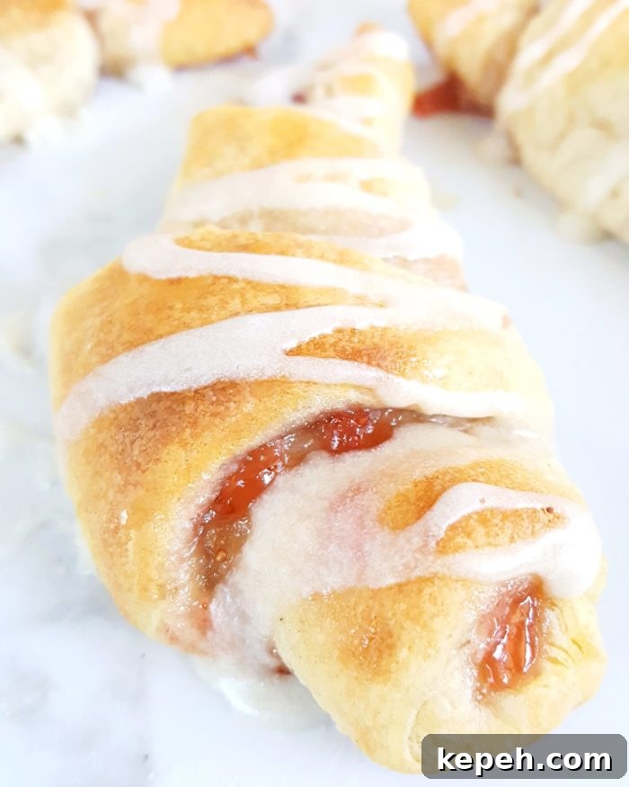 Jam-Filled Crescent Rolls - A quick and easy 5-ingredient recipe for Pillsbury crescent rolls filled with jam; great for breakfast or dessert! | Beat Bake Eat