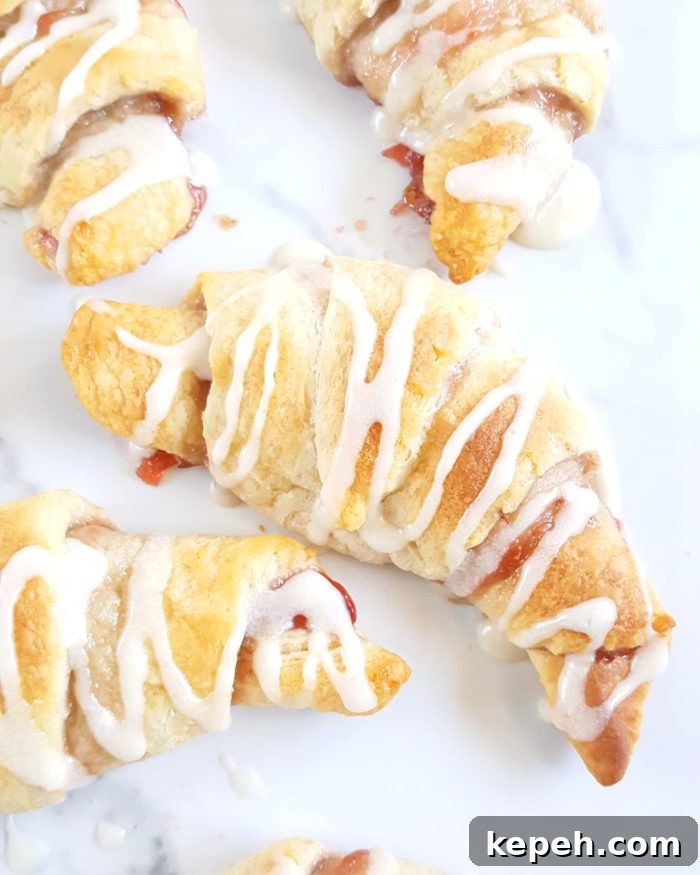 Jam-Filled Crescent Rolls - A quick and easy 5-ingredient recipe for Pillsbury crescent rolls filled with jam; great for breakfast or dessert! | Beat Bake Eat
