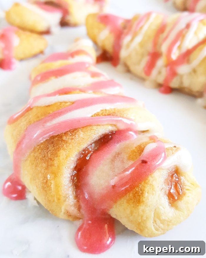 Jam-Filled Crescent Rolls - A quick and easy 5-ingredient recipe for Pillsbury crescent rolls filled with jam; great for breakfast or dessert! | Beat Bake Eat
