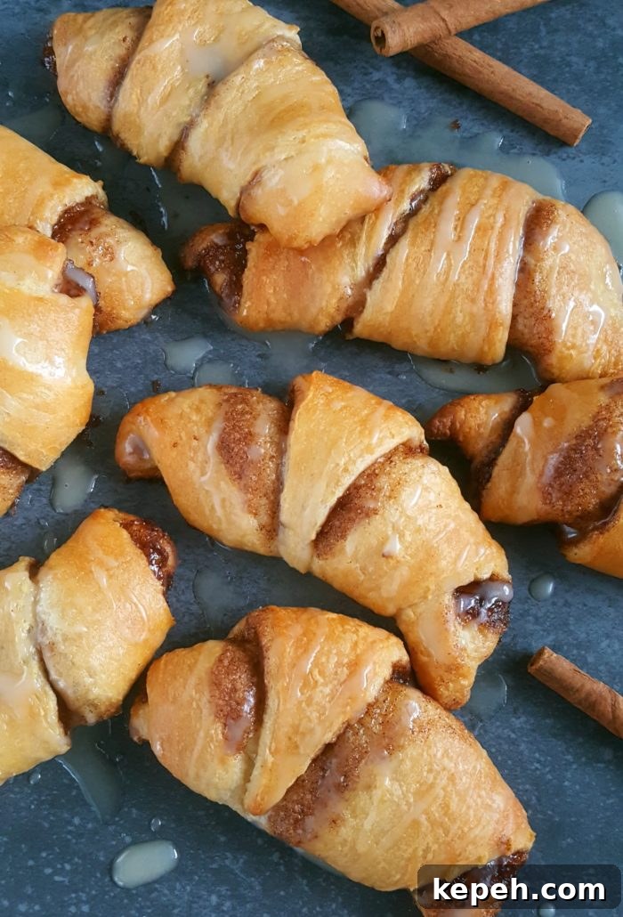 Cinnamon Roll Crescent Rolls - These crescent rolls have all the flavor of cinnamon rolls but they're so much quicker and easier to make. Perfect for an extra-special breakfast or brunch! | Beat Bake Eat