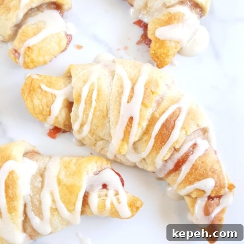 Jam-Filled Crescent Rolls - A quick and easy 5-ingredient recipe for Pillsbury crescent rolls filled with jam; great for breakfast or dessert! | Beat Bake Eat