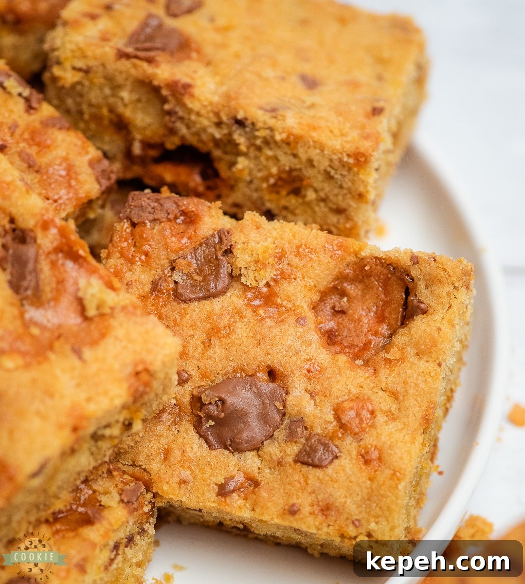 Butterfinger Cookie Bars Recipe: Crunchy Candy-Stuffed Blondies 4 img 8935 3